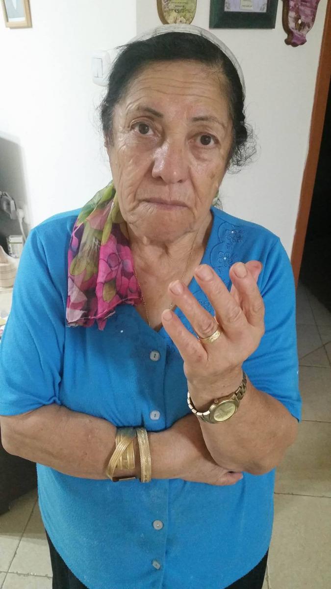 הגב' עליזה מדר, עם הטבעת. סוף טוב (צילום: יובל מדר)